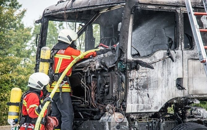 Zugmaschine brennt auf B14 vollstaendig aus - Bild 27_16