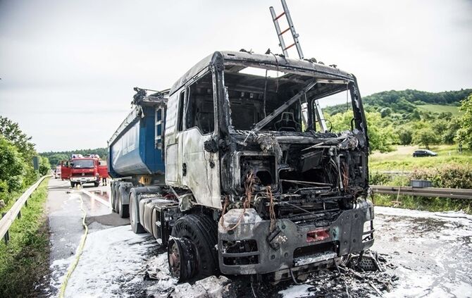 Zugmaschine brennt auf B14 vollstaendig aus - Bild 28_17