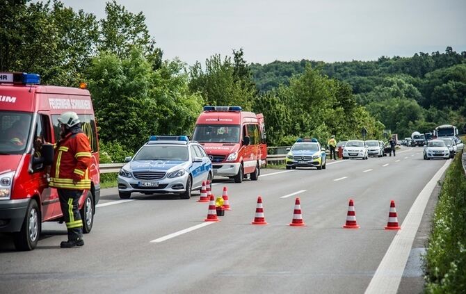 Zugmaschine brennt auf B14 vollstaendig aus - Bild 30_18