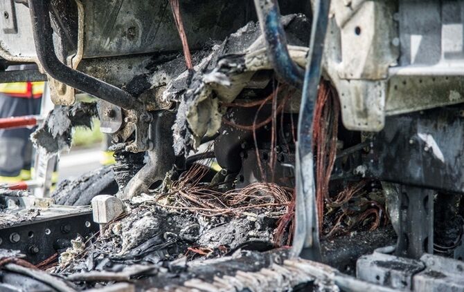 Zugmaschine brennt auf B14 vollstaendig aus - Bild 29_19