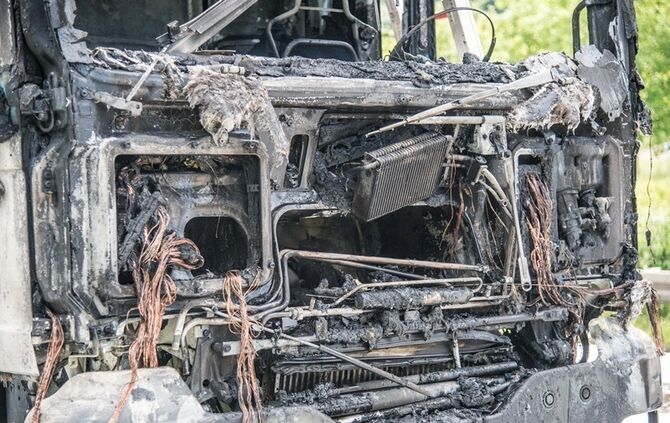 Zugmaschine brennt auf B14 vollstaendig aus - Bild 31_20