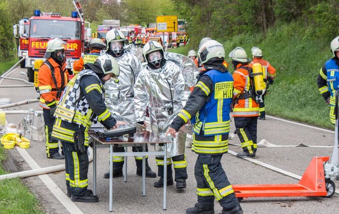 Schwerer Gefahrgutunfall auf der Fellbacher StraÃe  sorgt fÃ¼r Evakuierung und aufwendige Bergung_0
