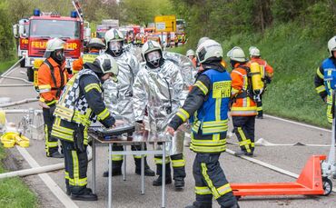 Schwerer Gefahrgutunfall auf der Fellbacher StraÃe  sorgt fÃ¼r Evakuierung und aufwendige Bergung_0