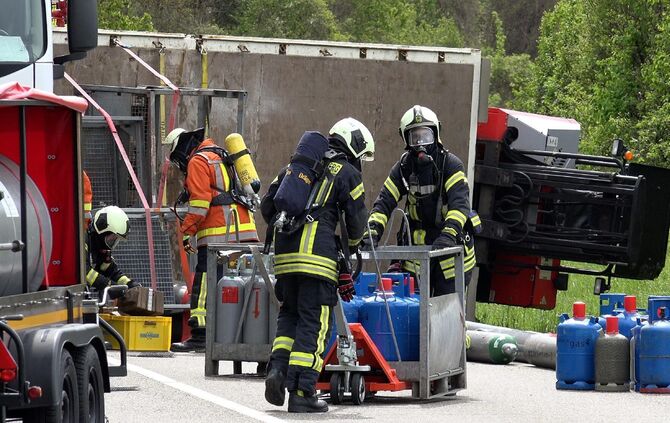 Gefahrgutunfall auf der Fellbacher StraÃe: Mit Gasflaschen beladener Lkw stÃ¼rzt an abschÃ¼ssiger LandstraÃe um - Gasflaschen stÃ¼rzen vom AnhÃ¤nger_1