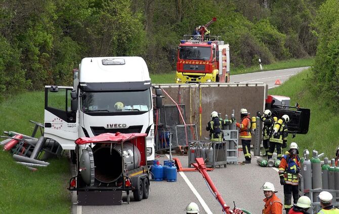 Gefahrgutunfall auf der Fellbacher StraÃe: Mit Gasflaschen beladener Lkw stÃ¼rzt an abschÃ¼ssiger LandstraÃe um - Gasflaschen stÃ¼rzen vom AnhÃ¤nger_2
