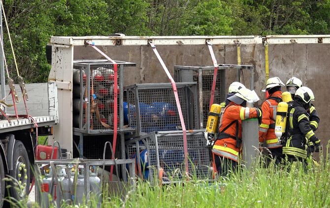 Gefahrgutunfall auf der Fellbacher StraÃe: Mit Gasflaschen beladener Lkw stÃ¼rzt an abschÃ¼ssiger LandstraÃe um - Gasflaschen stÃ¼rzen vom AnhÃ¤nger_3