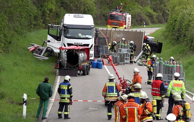 Gefahrgutunfall auf der Fellbacher StraÃe: Mit Gasflaschen beladener Lkw stÃ¼rzt an abschÃ¼ssiger LandstraÃe um - Gasflaschen stÃ¼rzen vom AnhÃ¤nger_4