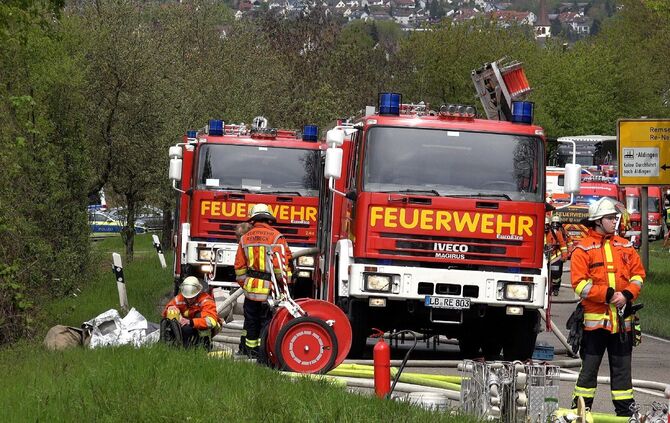 Gefahrgutunfall auf der Fellbacher StraÃe: Mit Gasflaschen beladener Lkw stÃ¼rzt an abschÃ¼ssiger LandstraÃe um - Gasflaschen stÃ¼rzen vom AnhÃ¤nger_5