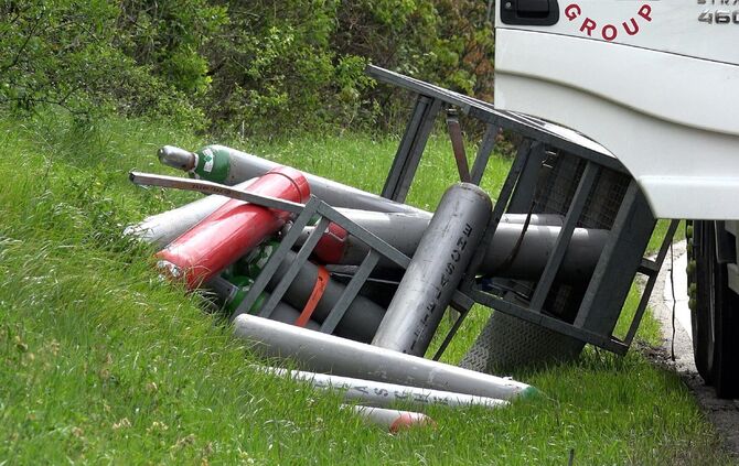 Gefahrgutunfall auf der Fellbacher StraÃe: Mit Gasflaschen beladener Lkw stÃ¼rzt an abschÃ¼ssiger LandstraÃe um - Gasflaschen stÃ¼rzen vom AnhÃ¤nger_6