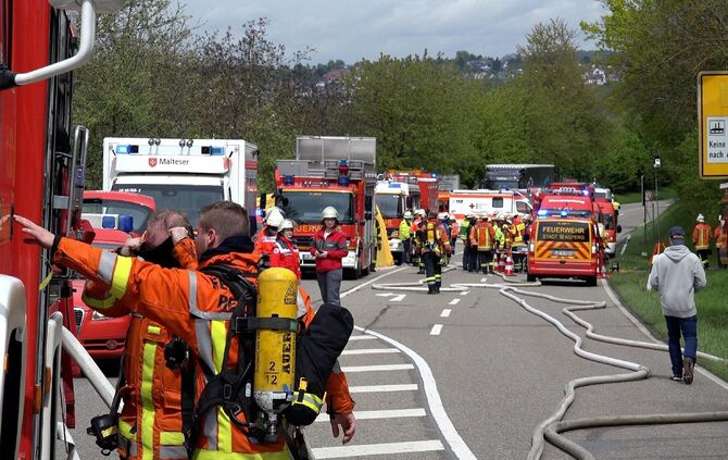 Gefahrgutunfall auf der Fellbacher StraÃe: Mit Gasflaschen beladener Lkw stÃ¼rzt an abschÃ¼ssiger LandstraÃe um - Gasflaschen stÃ¼rzen vom AnhÃ¤nger_7