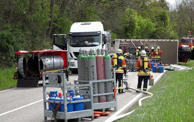 Gefahrgutunfall auf der Fellbacher StraÃe: Mit Gasflaschen beladener Lkw stÃ¼rzt an abschÃ¼ssiger LandstraÃe um - Gasflaschen stÃ¼rzen vom AnhÃ¤nger_8
