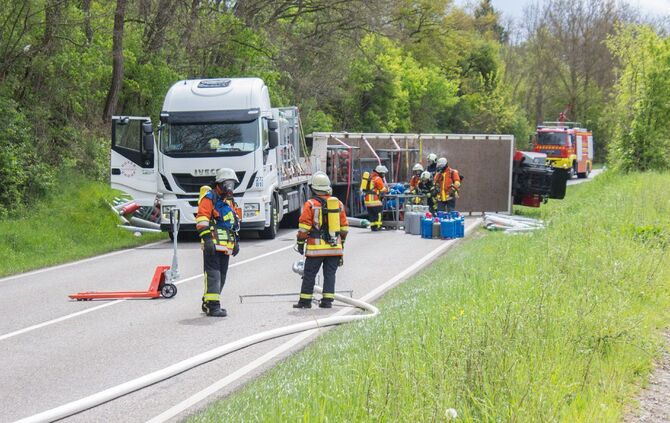 Schwerer Gefahrgutunfall auf der Fellbacher StraÃe  sorgt fÃ¼r Evakuierung und aufwendige Bergung_9