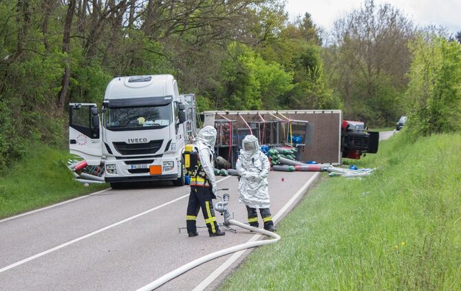 Schwerer Gefahrgutunfall auf der Fellbacher StraÃe  sorgt fÃ¼r Evakuierung und aufwendige Bergung_10