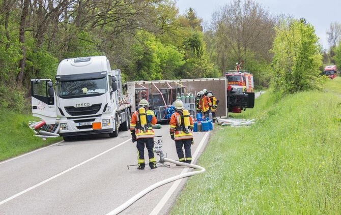 Schwerer Gefahrgutunfall auf der Fellbacher StraÃe  sorgt fÃ¼r Evakuierung und aufwendige Bergung_11