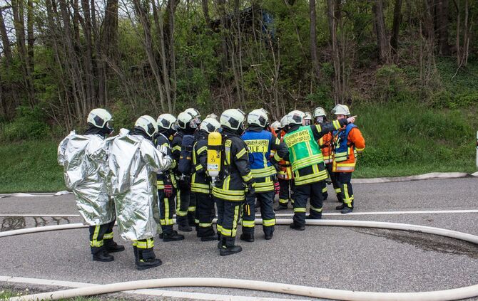 Schwerer Gefahrgutunfall auf der Fellbacher StraÃe  sorgt fÃ¼r Evakuierung und aufwendige Bergung_12