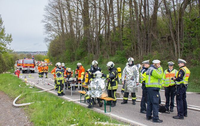 Schwerer Gefahrgutunfall auf der Fellbacher StraÃe  sorgt fÃ¼r Evakuierung und aufwendige Bergung_13