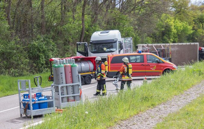 Schwerer Gefahrgutunfall auf der Fellbacher StraÃe  sorgt fÃ¼r Evakuierung und aufwendige Bergung_17