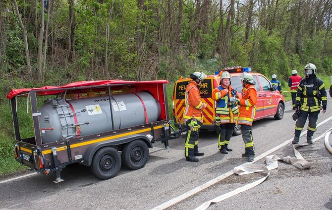 Schwerer Gefahrgutunfall auf der Fellbacher StraÃe  sorgt fÃ¼r Evakuierung und aufwendige Bergung_19