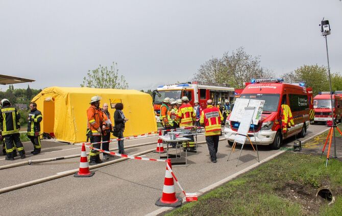 Schwerer Gefahrgutunfall auf der Fellbacher StraÃe  sorgt fÃ¼r Evakuierung und aufwendige Bergung_20