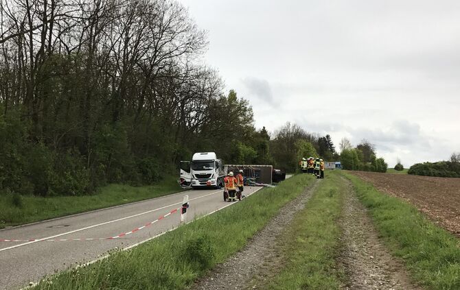 Schwerer Gefahrgutunfall auf der Fellbacher StraÃe in Remseck, es muss evakuiert werden_25