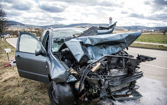 Misachtung der Vorfahrt sorgt für schweren Unfall - Bild 06_15