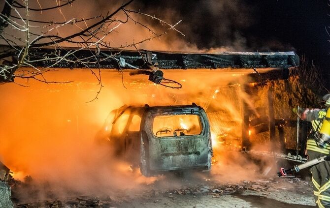 Carportbrand setzt Haus in Brand - Bild 01_0