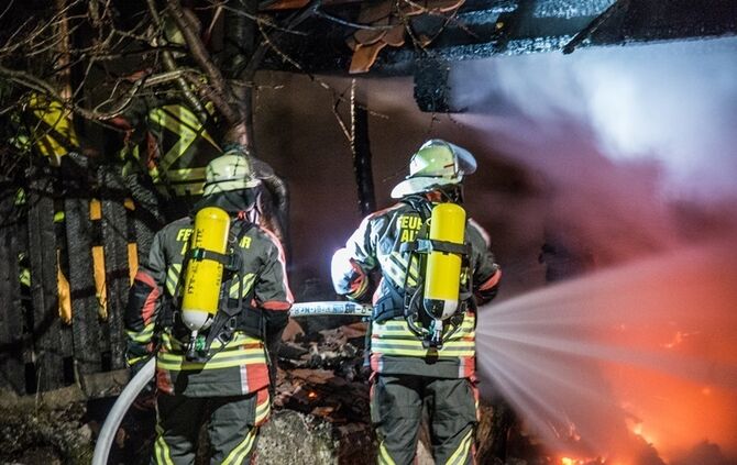 Carportbrand setzt Haus in Brand - Bild 03_1