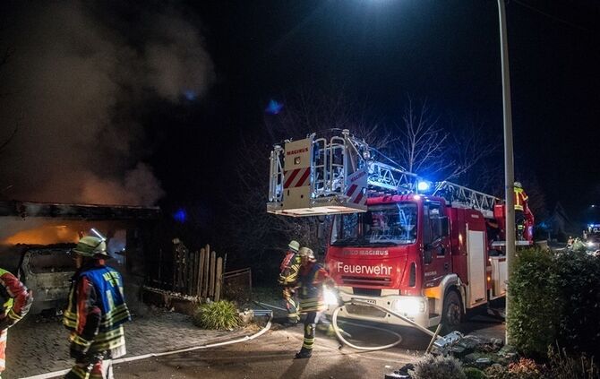 Carportbrand setzt Haus in Brand - Bild 11_8