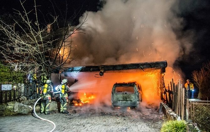 Carportbrand setzt Haus in Brand - Bild 02_9