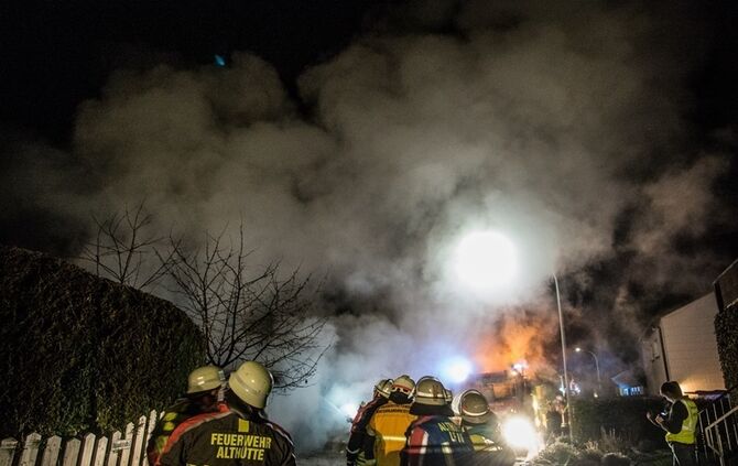 Carportbrand setzt Haus in Brand - Bild 16_12