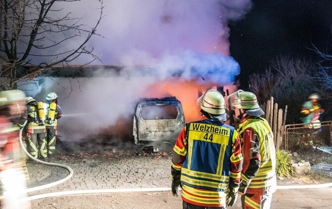 Carportbrand setzt Haus in Brand - Bild 12_13