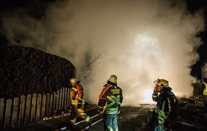 Carportbrand setzt Haus in Brand - Bild 14_14