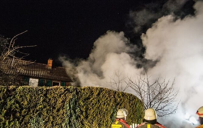 Carportbrand setzt Haus in Brand - Bild 15_15