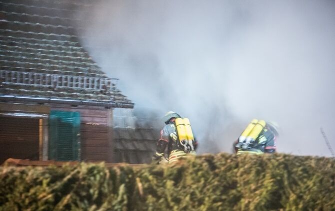 Carportbrand setzt Haus in Brand - Bild 17_16