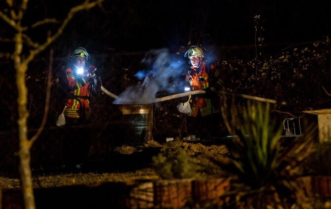 Gegenstände brennen auf Gartengrundstück - Feuerwehr löscht den Brand schnell_0