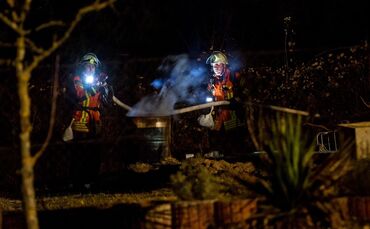 Gegenstände brennen auf Gartengrundstück - Feuerwehr löscht den Brand schnell_0