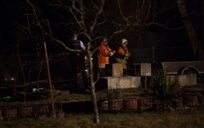Gegenstände brennen auf Gartengrundstück - Feuerwehr löscht den Brand schnell_1