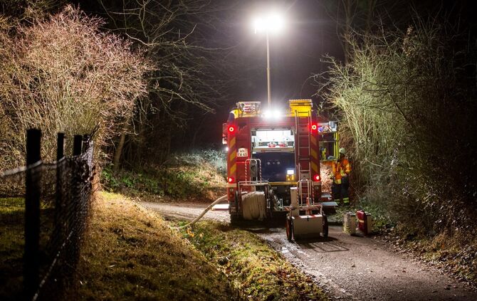 Gegenstände brennen auf Gartengrundstück - Feuerwehr löscht den Brand schnell_2