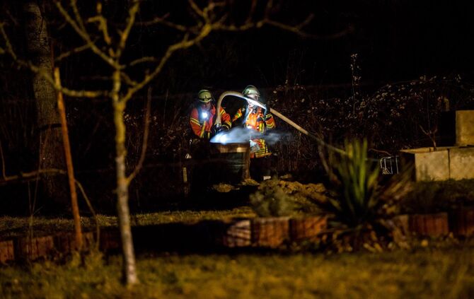 Gegenstände brennen auf Gartengrundstück - Feuerwehr löscht den Brand schnell_3