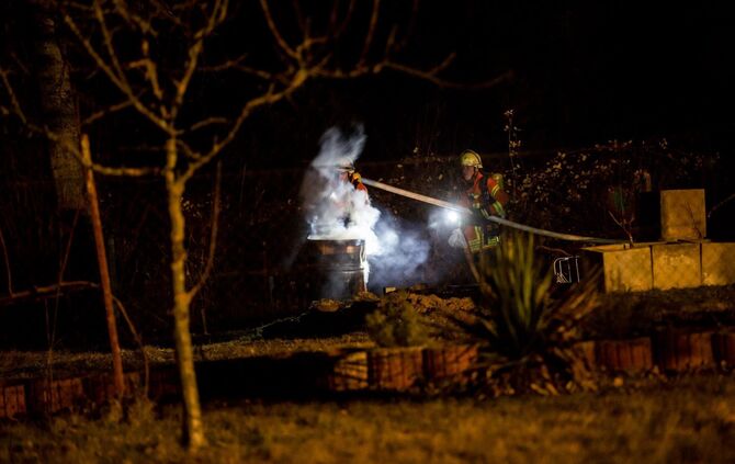 Gegenstände brennen auf Gartengrundstück - Feuerwehr löscht den Brand schnell_4