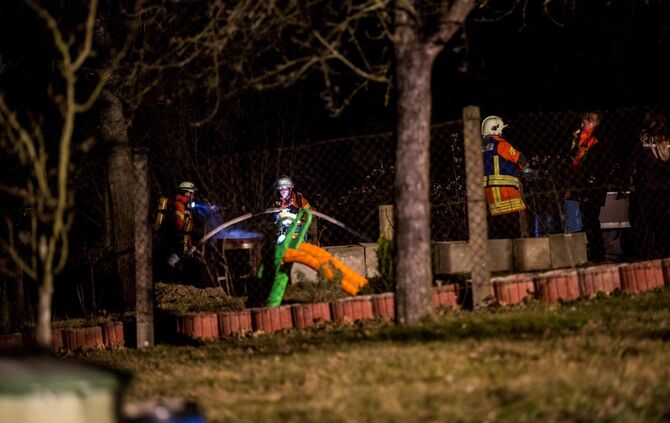 Gegenstände brennen auf Gartengrundstück - Feuerwehr löscht den Brand schnell_5