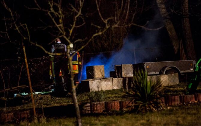 Gegenstände brennen auf Gartengrundstück - Feuerwehr löscht den Brand schnell_6