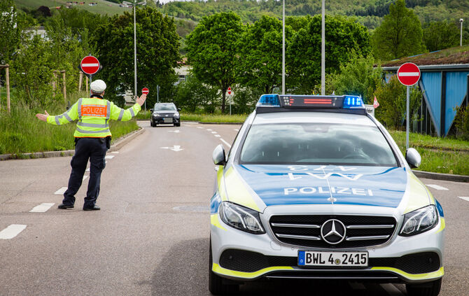 Pkw gegen Baum, Raiffeisenstr., Winnenden-Hertmannsweiler, 15.05.2021.