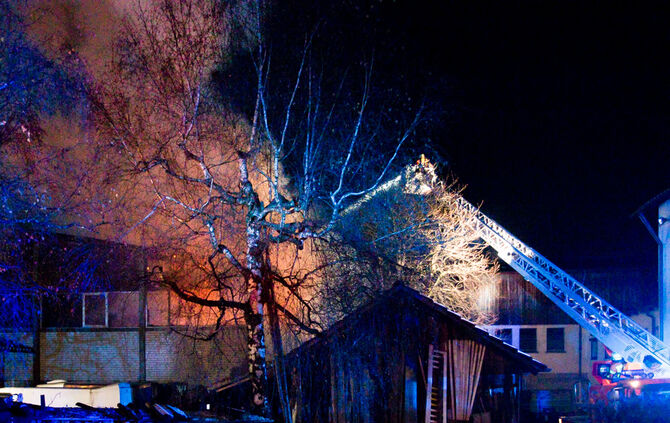 Reithalle bei Brand teilweise zerstört - Bild 01_1