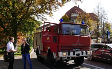 Kreisbrandmeister_René_Wauro_und_Maria-Elena_Dubberke_Feuerwehr-Auto_für_Paraguay_0