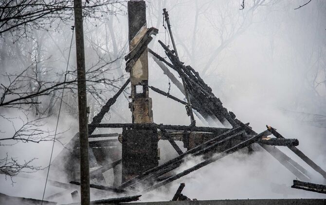 Wohnhaus niedergebrannt - Besitzer hat vermutlich vergessen Kamin auszumachen - Bild 36_0