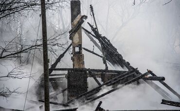 Wohnhaus niedergebrannt - Besitzer hat vermutlich vergessen Kamin auszumachen - Bild 36_0
