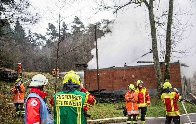 Wohnhaus niedergebrannt - Besitzer hat vermutlich vergessen Kamin auszumachen - Bild 34_3