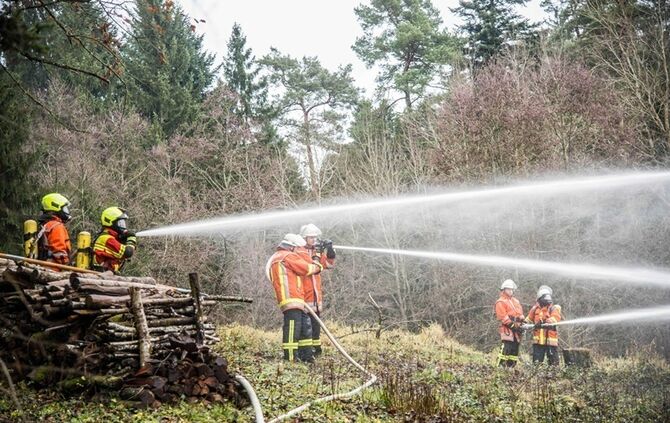 Wohnhaus niedergebrannt - Besitzer hat vermutlich vergessen Kamin auszumachen - Bild 32_5
