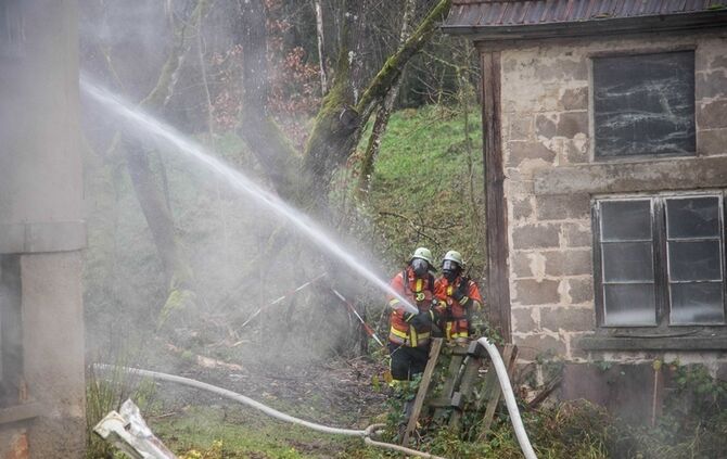 Wohnhaus niedergebrannt - Besitzer hat vermutlich vergessen Kamin auszumachen - Bild 28_9